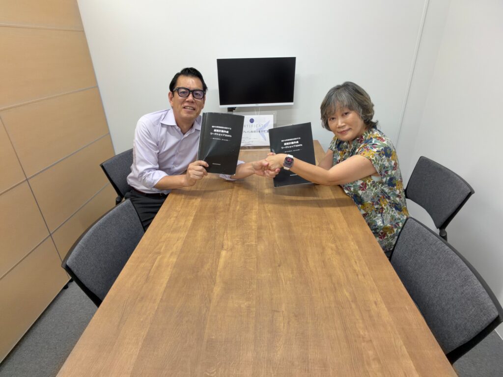 高知合宿で経営計画を作り終えた社長と馬醫