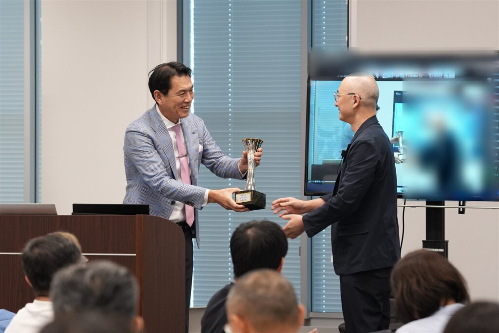 CXO養成キャンプ2026でMVPのトロフィーを受け取る馬醫光明